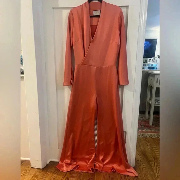 Alexis Raine Jumpsuit ​/​ Mono largo satinado color Salmón Large - Picture 3 of 10